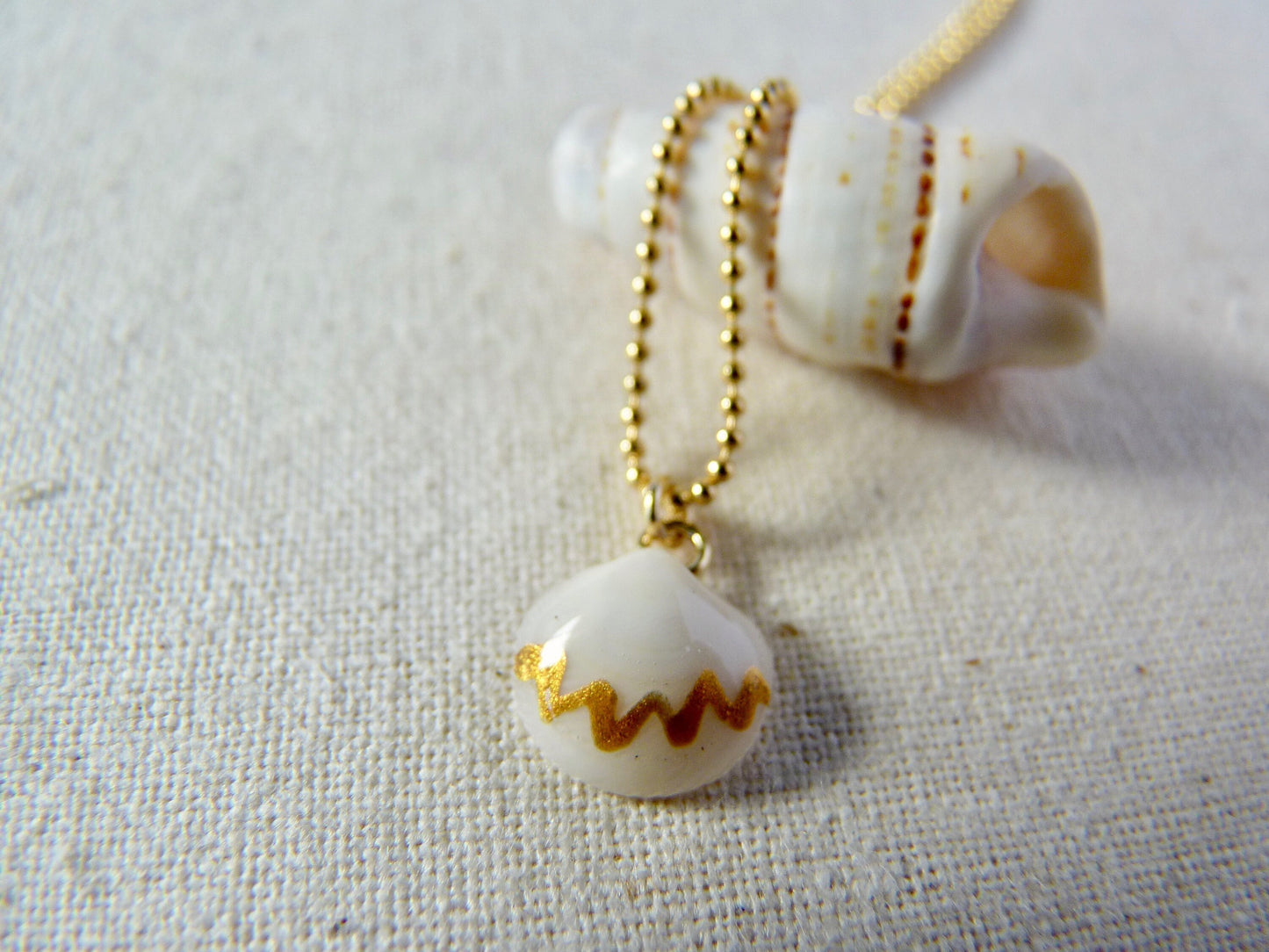 Tiny shell necklace with painting, little zig zag