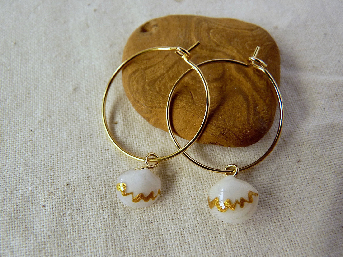 Tiny shell earrings with painting, little zig zag