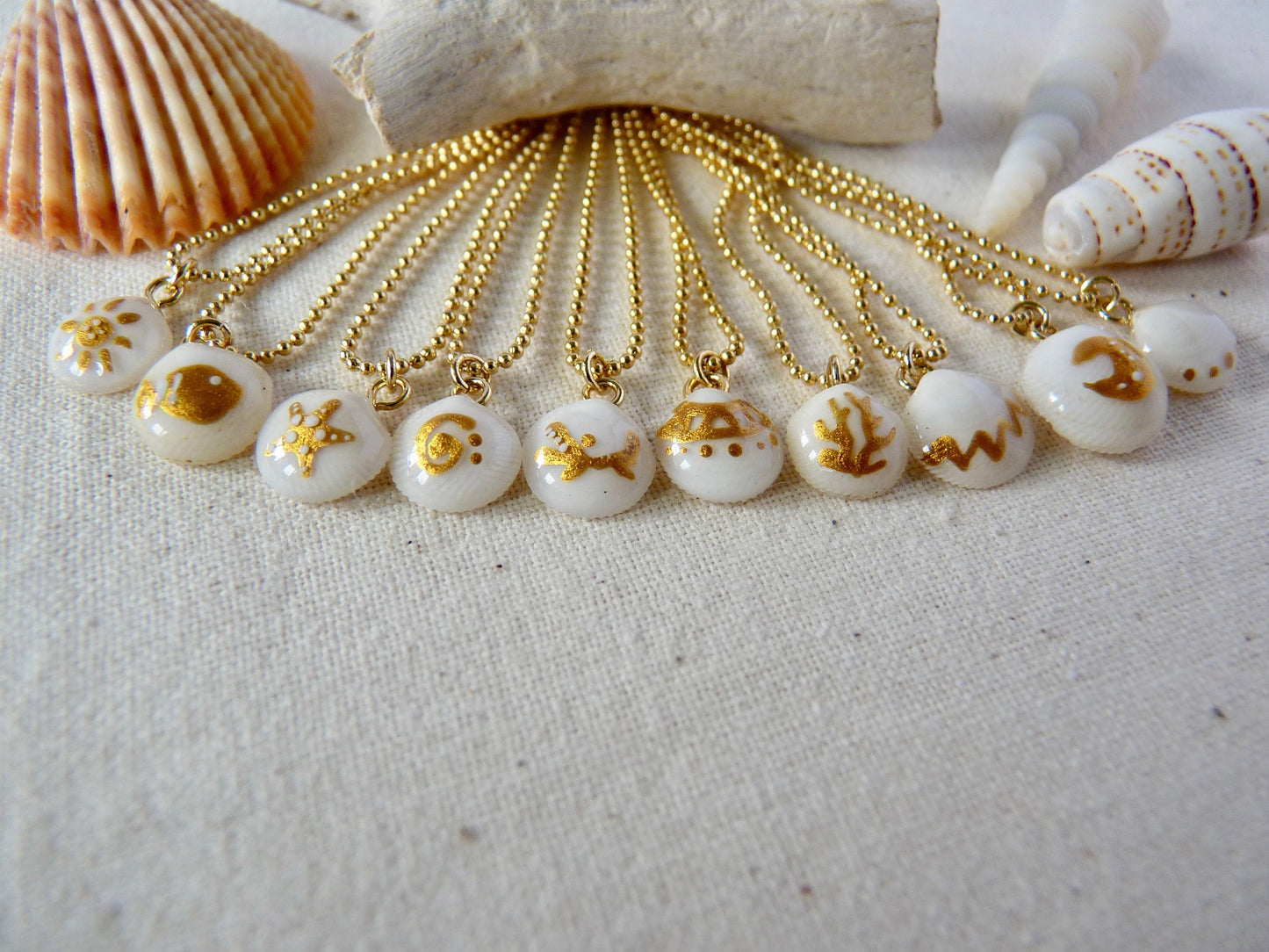 Tiny shell necklace with painting, little zig zag